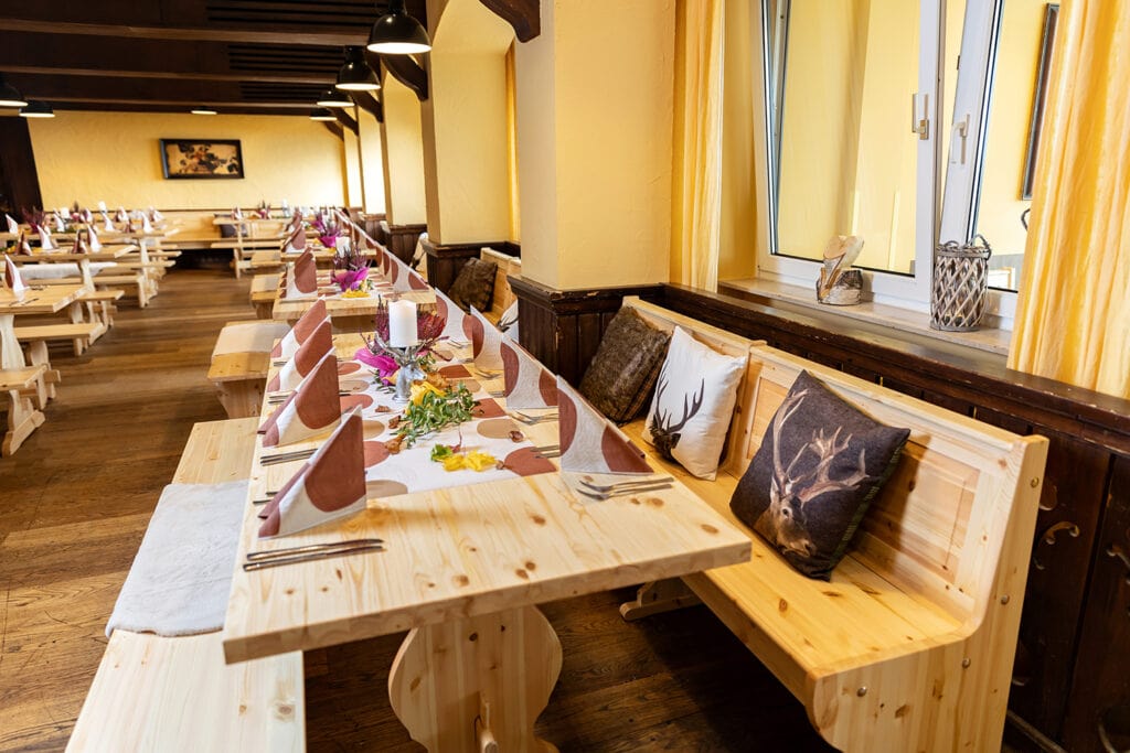 Festlich gedeckte Tische im Rhön Park Aktiv Resort