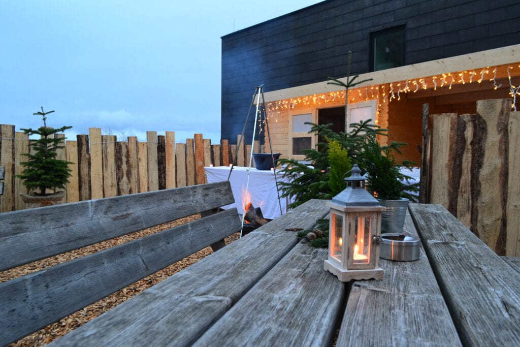 Winterlich geschmückte Tische auf der Terrasse des Rhön Park Aktiv Resorts