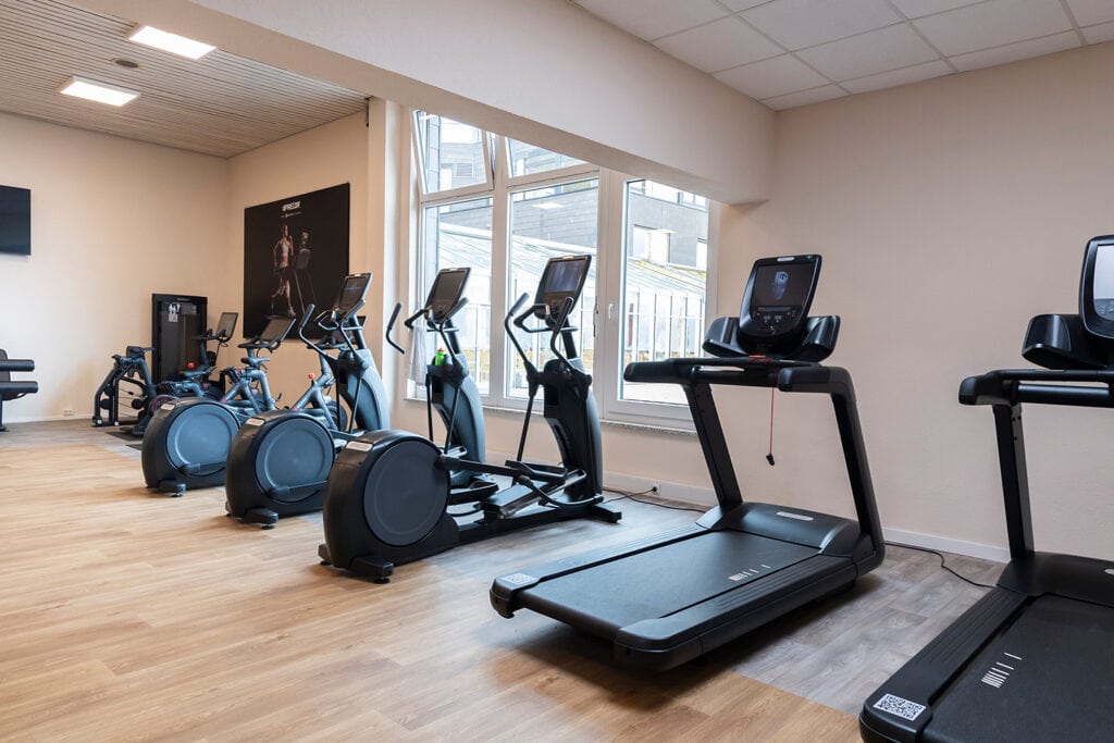 Fitnessraum mit Geräte im Rhön Park Aktiv Resort