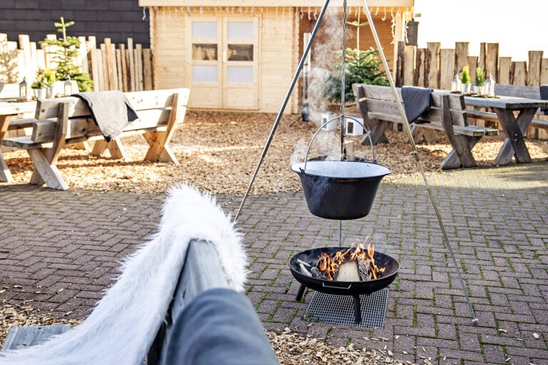 Winterlich geschmückte Tische auf der Terrasse des Rhön Park Aktiv Resorts