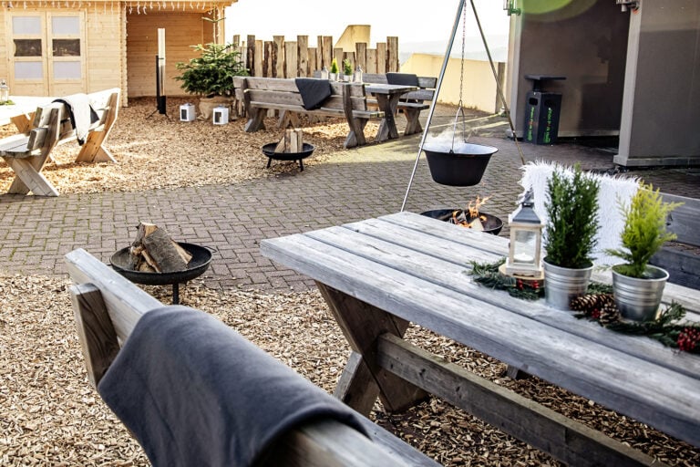 Winterlich geschmückte Tische auf der Terrasse des Rhön Park Aktiv Resorts