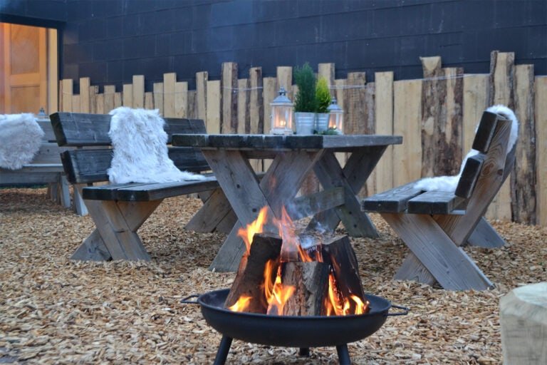 Winterlich geschmückte Tische mit Lagerfeuer auf der Terrasse des Rhön Park Aktiv Resorts