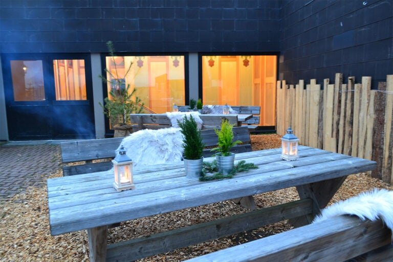 Winterlich geschmückte Tische auf der Terrasse des Rhön Park Aktiv Resorts