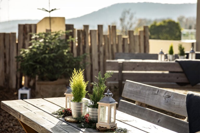 Winterlich geschmückte Tische auf der Terrasse des Rhön Park Aktiv Resorts