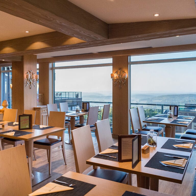 Familienhotel und Tagungshotel mit Ausblick ins UNESCO-Biosphärenreservat Rhön im Dreiländereck Bayern, Hessen und Thüringen