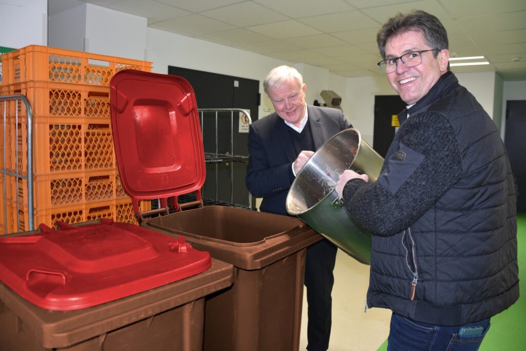 Ben Baars mit Kollege beim Entsorgen von Bio-Müll