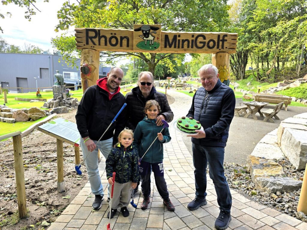 Einweihung des Rhön MiniGolf mit Kuchen