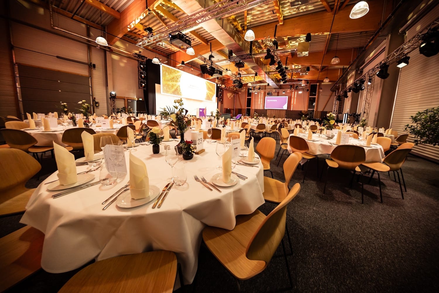 Veranstaltungssaal in der RhönArena eingedeckt für 400 Personen