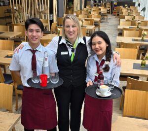 Azubi Übernahme nach Ausbildung, Ausbilderin mit zwei Azubis