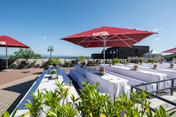 Restaurant Terrasse große Tische