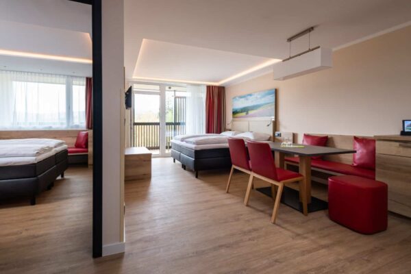 zwei Doppelbett-Zimmer mit Verbindungstür