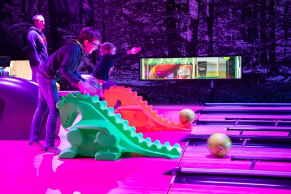 Kinder auf der Bowling Bahn in der RhönParkArena